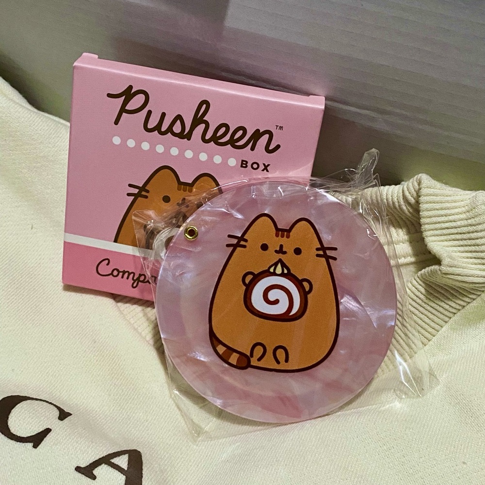 Pusheen Box Summer 2025 Sweet Treats Swiss roll compact mirror